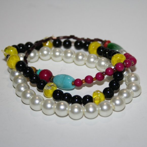 Beautiful bundle of beaded bracelets 7" - Picture 1 of 3